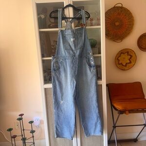 Levi’s Loose Denim Overalls in Light Blue XL